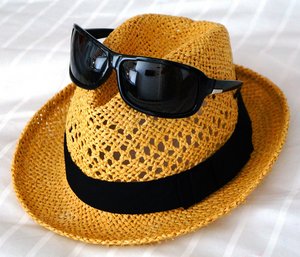 Strohhut mit Sonnenbrille