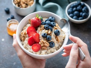Müsli in Schale mit frischen Erdbeeren und Blaubeeren