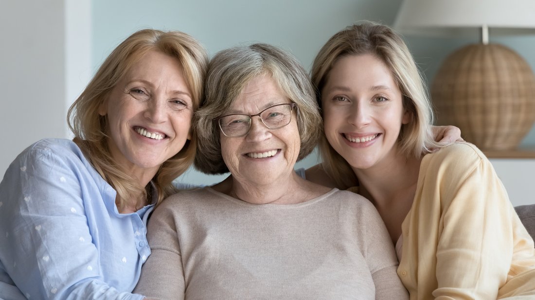 Drei lächelnde Frauen - Oma, Tochter, Enkelin