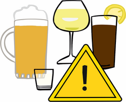 Zu sehen sind Gläser mit Bier, Wein, Schnaps und Longdrink und ein Warnschild. Das Bild weist auf die Gefährlichkeit von Alkohol hin.