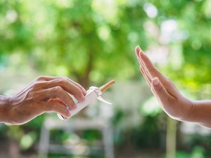 Person lehnt eine angebotene Zigarette mit ablehnend erhobener Hand ab