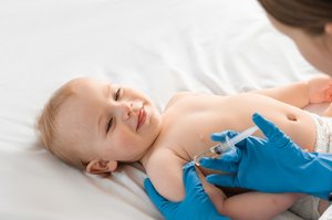 Baby wird in den Oberarm geimpft