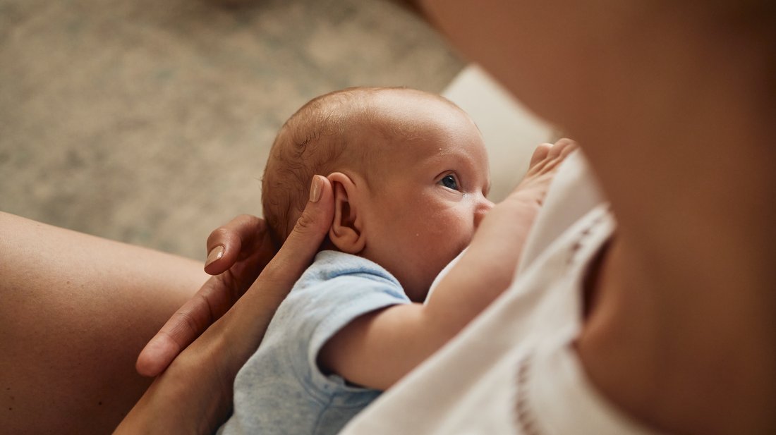 Frau mit Baby beim Stillen