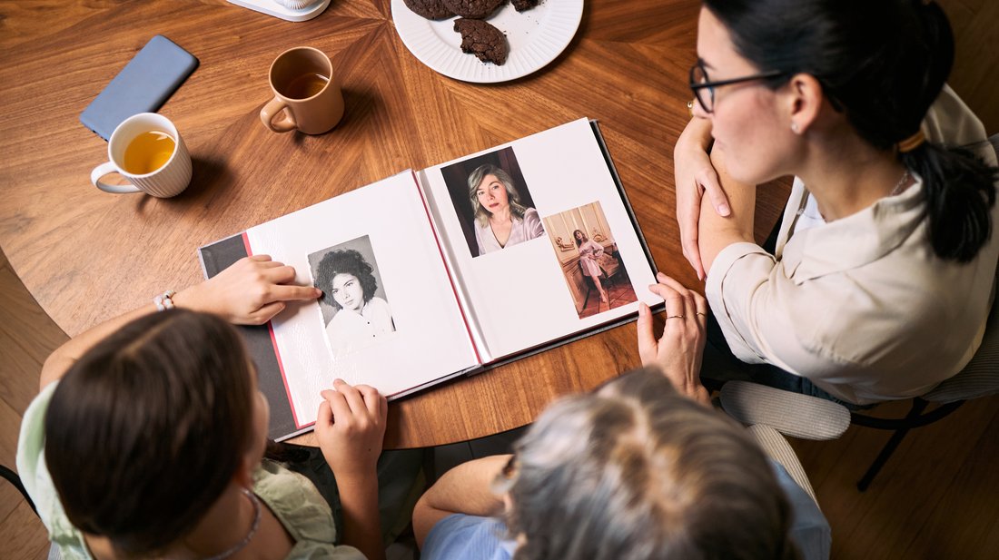Familie schaut sich ein Fotoalbum an