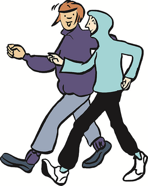Zwei Menschen gehen zügig nebeneinander. Sie bewegen die Arme und Beine beim Gehen. Das Bild zeigt Bewegung und Sport im Alltag.