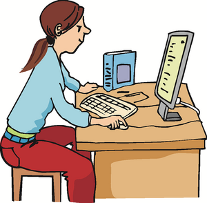 Eine Person sitzt an einem Schreibtisch vor einem Computer. Die Person arbeitet mit Tastatur und Maus. Auf dem Tisch liegen auch ein Buch und ein Blatt Papier. Das Bild zeigt die Arbeit am Computer.