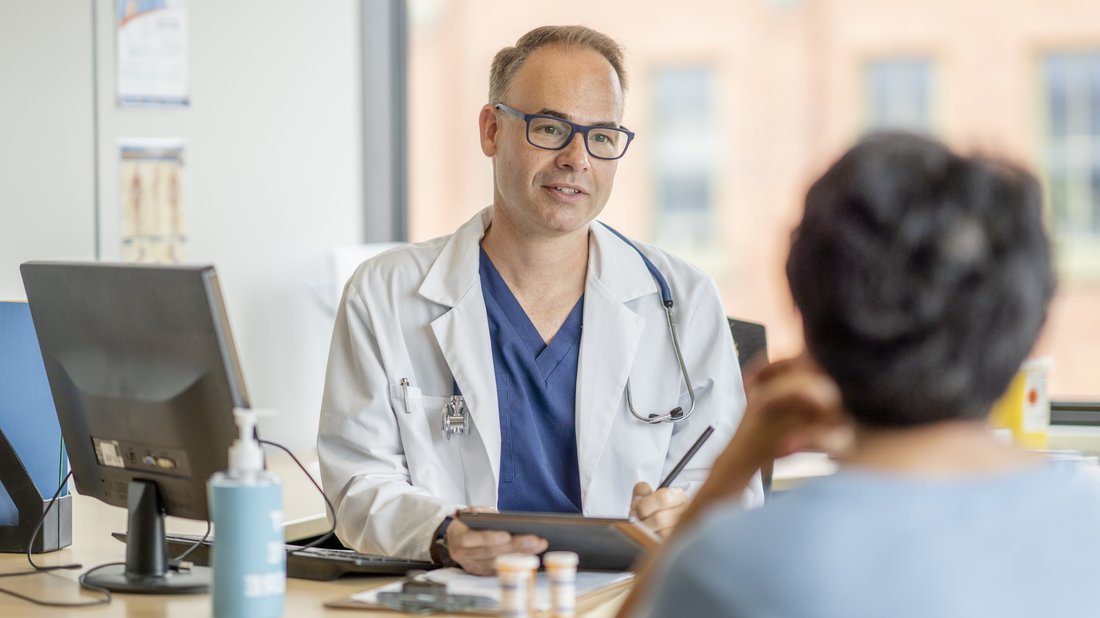 Arzt mit Patientin am Tisch