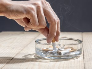 ZUigarette wird in Aschenbecher ausgedrückt